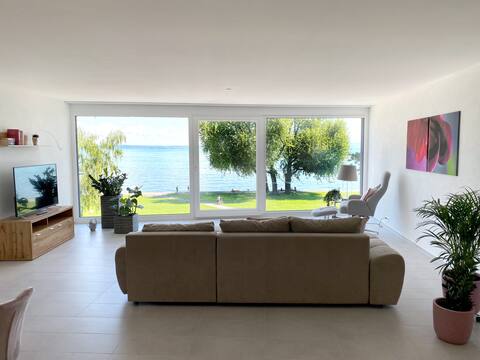 Luxurious apartment right on Lake Constance