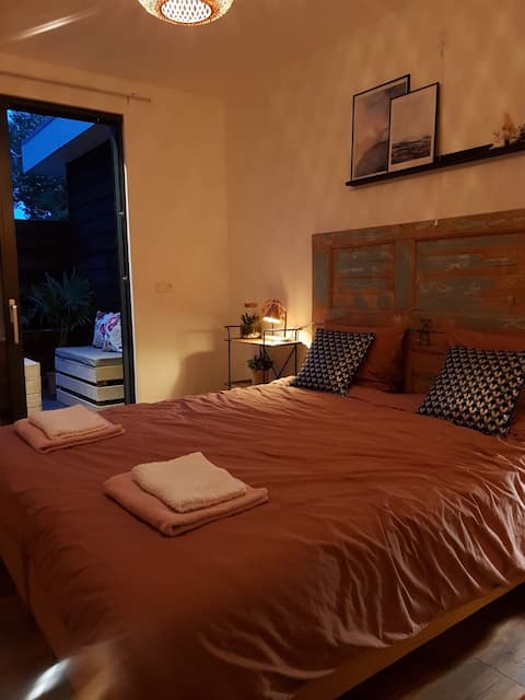 Popular Airbnb listing: Slaperij de krab With luxury bathroom in De Koog