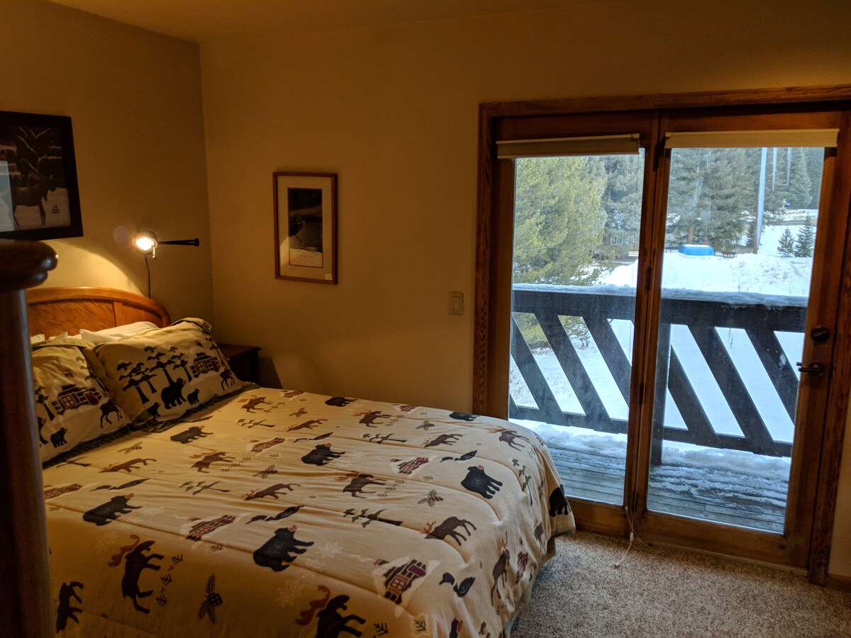 Спална соба на вториот кат со тераса