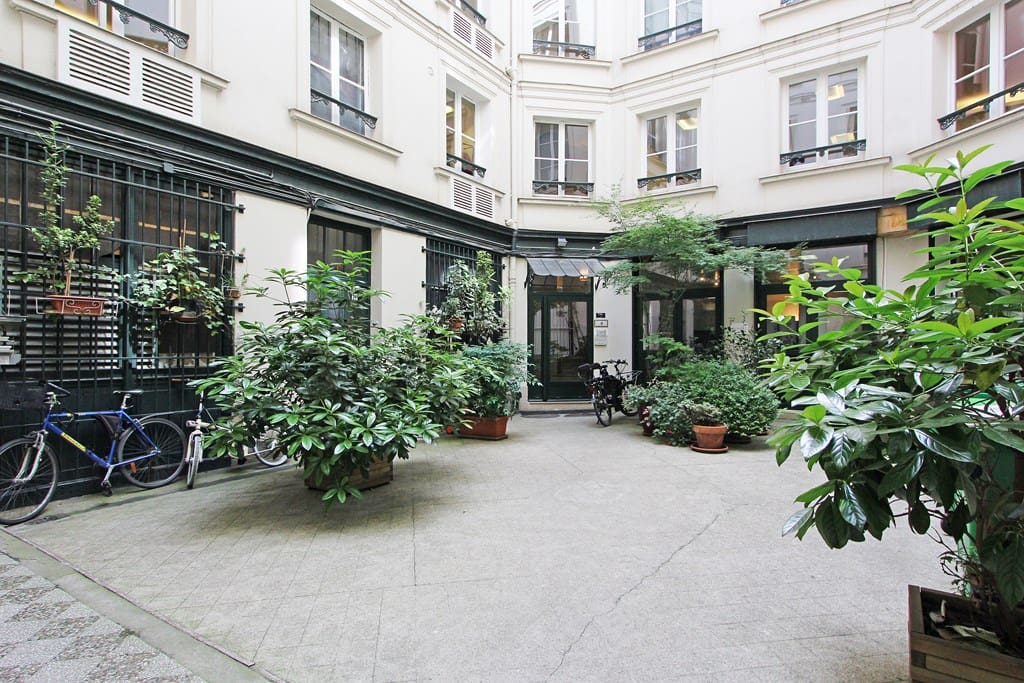 Quiet courtyard away from the busy rue saint Honoré