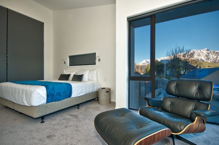Dormitorio principal con vista a Remarkables