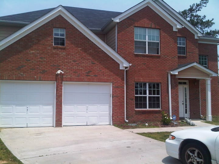 Spacious 5 Bedroom Haven In Quiet Cul-de-sac - Fairburn, GA