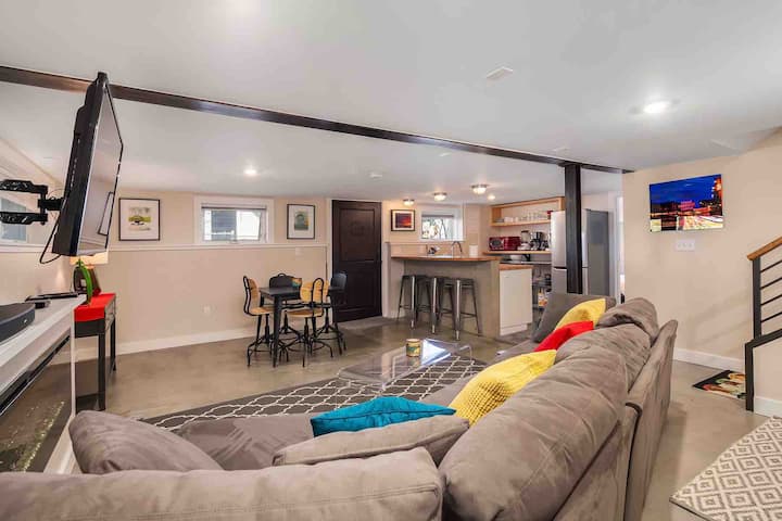 全新的850平方英尺日光单卧室地下室套房，配有壁炉、大量烹饪用具、自动浓缩咖啡机、冬季液力发热、夏季凉爽干净的空间。 这间日光套房有自己的私人入口