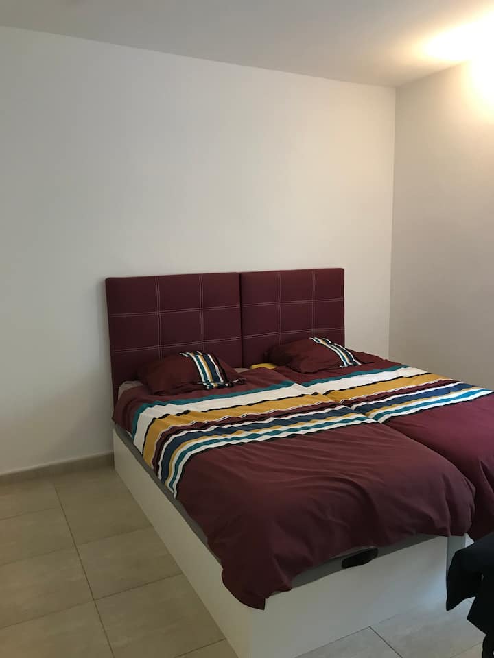 Spavaća soba s 2 kreveta od 90 cm koji se mogu spojiti kako bi se namjestio bračni krevet Posteljina je osigurana za 2 kreveta i 1 bračni krevet od 180 cm. 