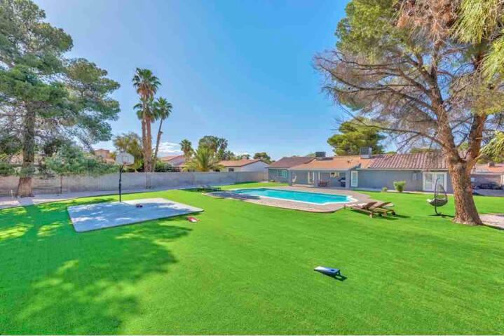 Huge stylish high end villa 5BR big backyard! gallery image 2