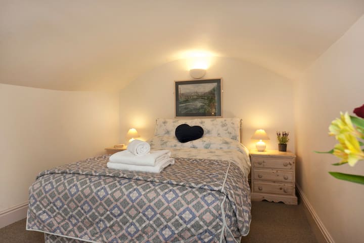 舒适的双人床，位于宁静安谧的卧室