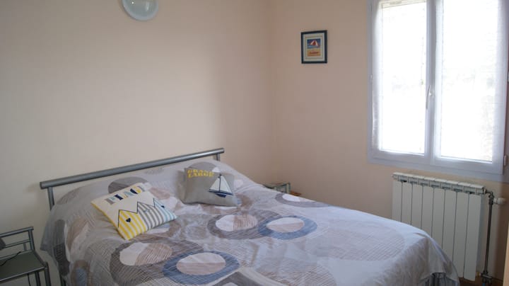 spavaća soba s krevetom od 140 cm