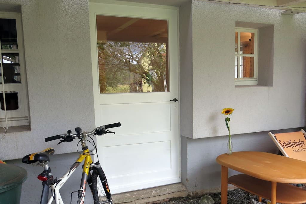 Separater Eingang mit Sitzplatz und Gästefahrrad
