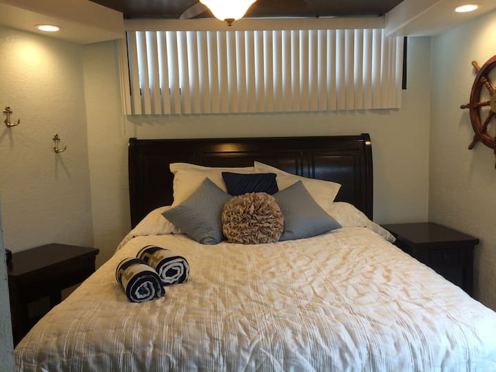 Krevat Cal King me shtroja luksoze! Shumë i rehatshëm!