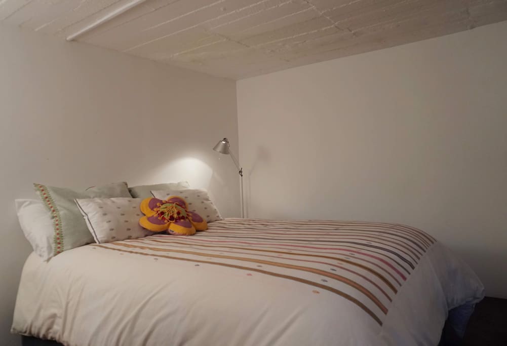 Para mi dormir es muy importante, es por eso que el colchón como la ropa de cama son de primera!