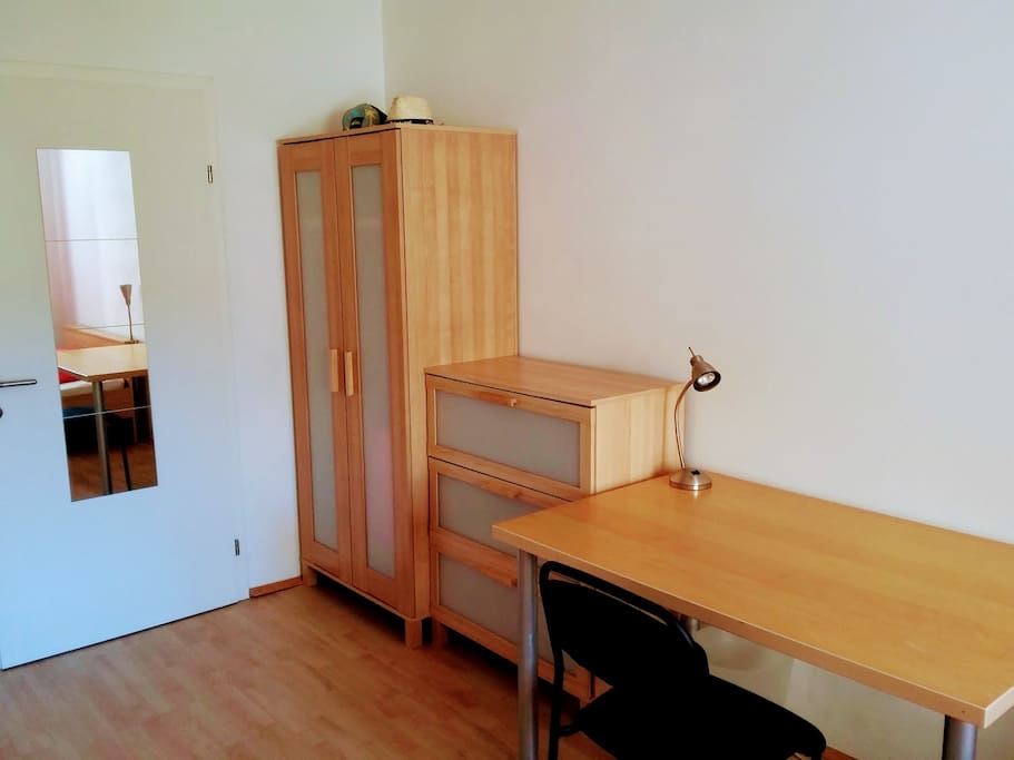 Closets and writing desk in the room to let / Kästen und Schreibtisch im Zimmer (meanwhile the right commode was changed to a newly bought, stylish white shelf from Ikea which offers even more space!)