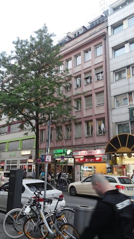 “寒舍”-----3 min. walk to main railway station
