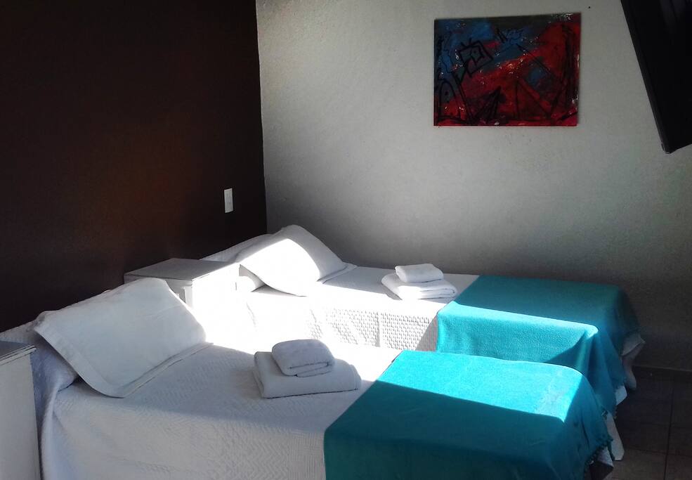 Options: 1 queen bed or 2 twin beds