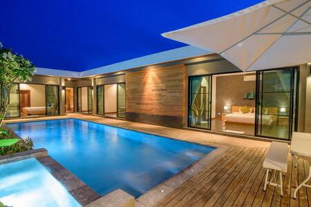 Seahouses Private Pool villa(walk to beach & town)