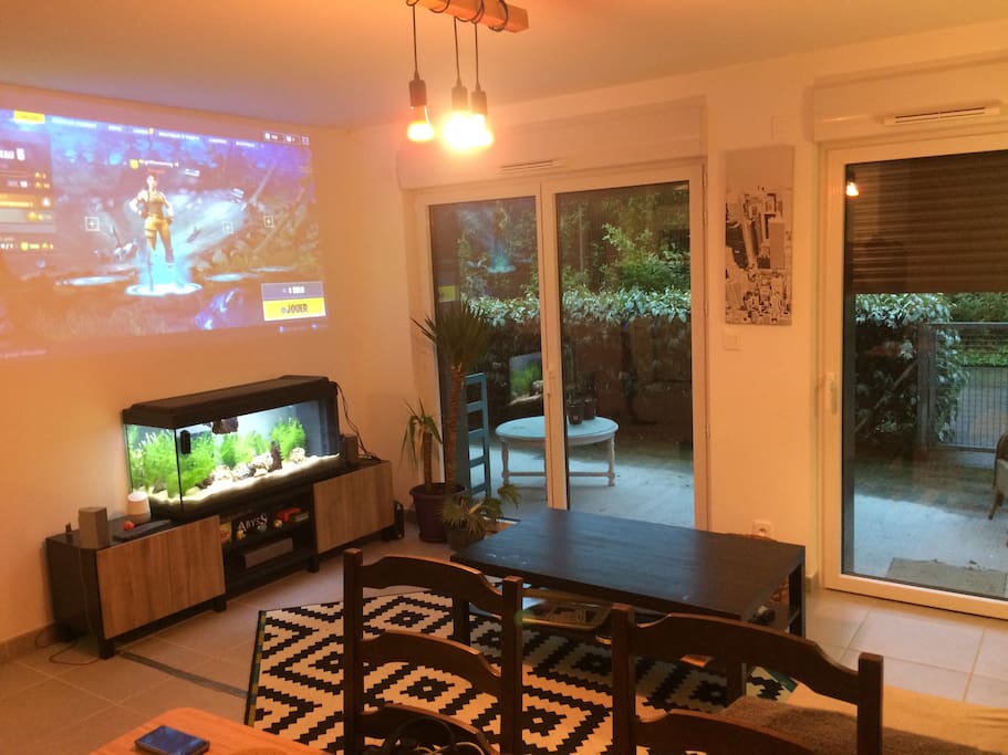 Salon, équipé d'un vidéo projecteur