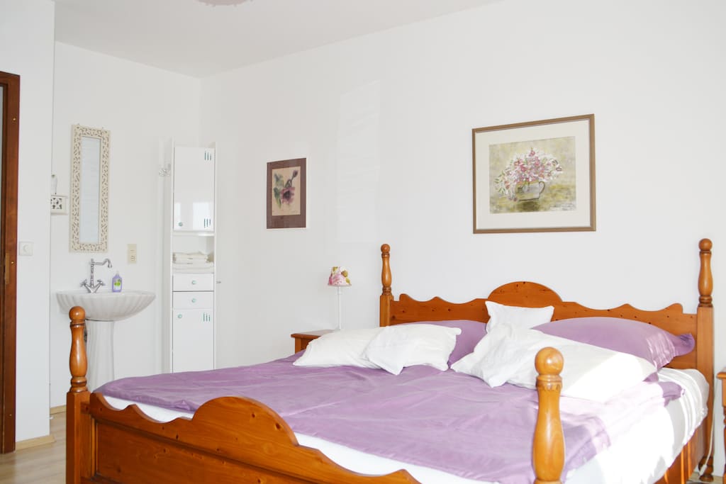 Zusätzliches Waschbecken im Schlafzimmer
