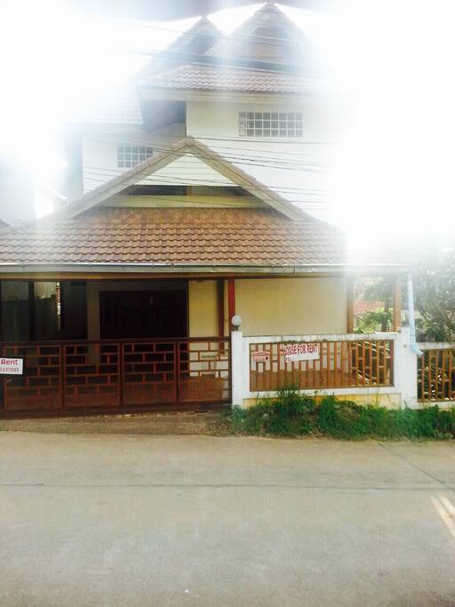 เป็นบ้าน 3 ชั้น ที่โล่งกว้าง