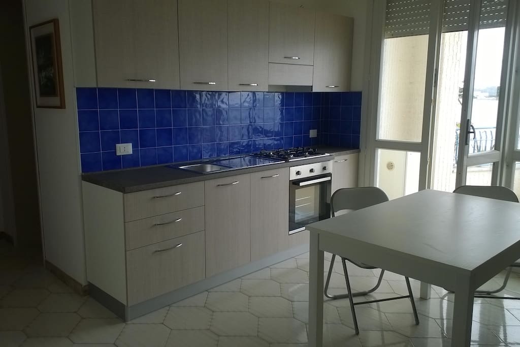 soggiorno cucina con vista mare