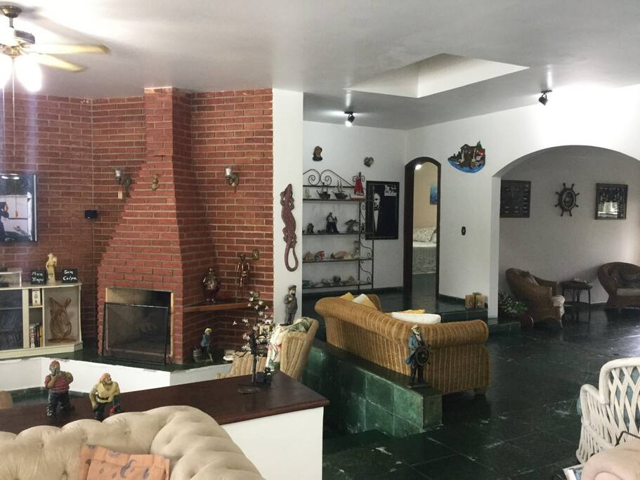 Ambiente interno com lareira