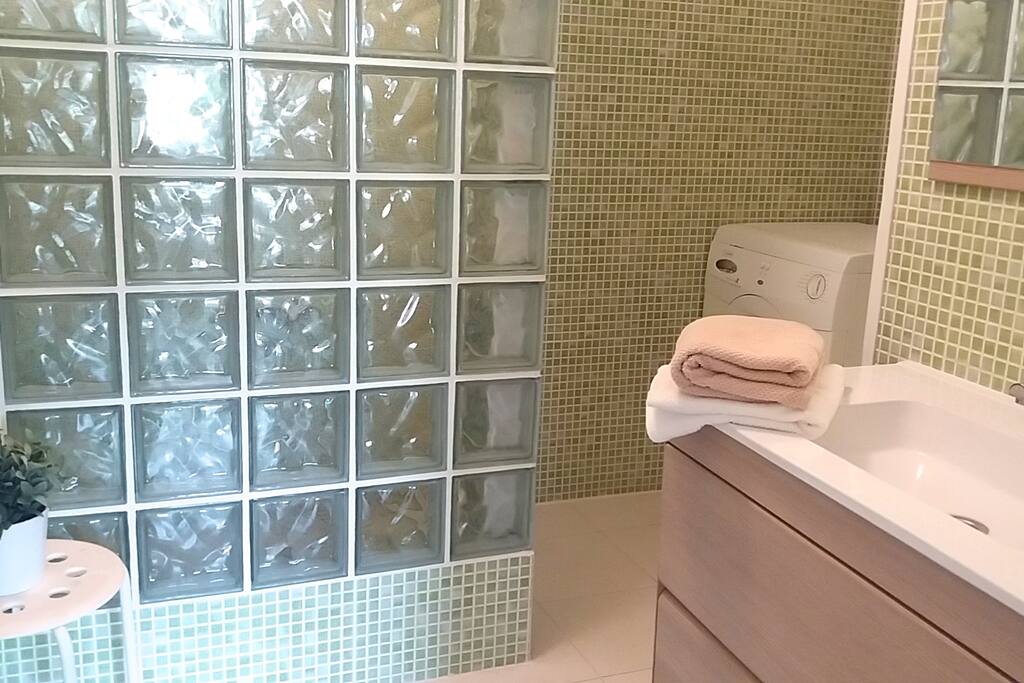 Cuarto de baño nuevo.