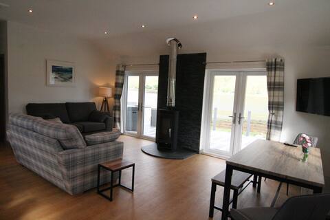 Successful Airbnb property: "Arras Beag" lochside cottage in Lochalsh