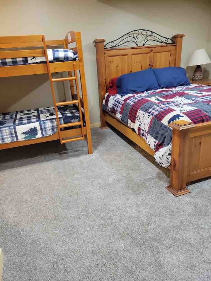 Голям апартамент с 4 - та спалня/семейство с двойно легло, двойни легла и бюро за работа.  