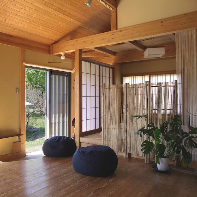 Entrance, common area and futon bedroom - 玄関と和室リビング。障子のある部屋はゲストの寝室。間仕切りタイプの部屋であるため 宿泊費はリーズナブルになっています。また就寝時間には1Fに誰もいないので安心して眠りにつけます。