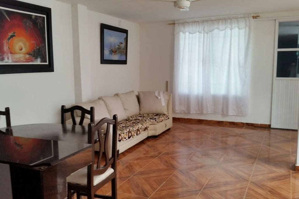 Sofa, espacio ameno.