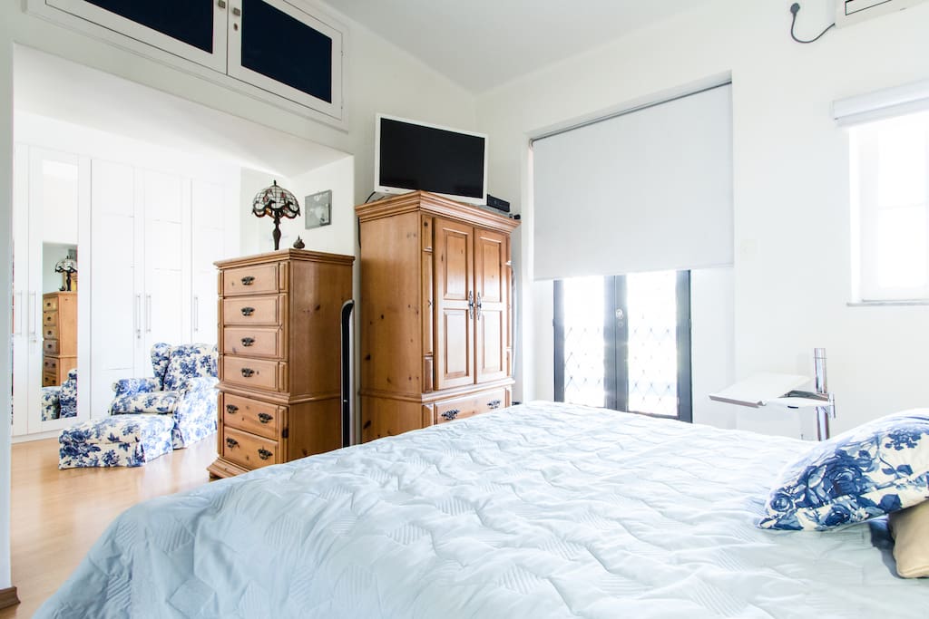 Suite principal ampla e confortável | Comfortable main dormitory