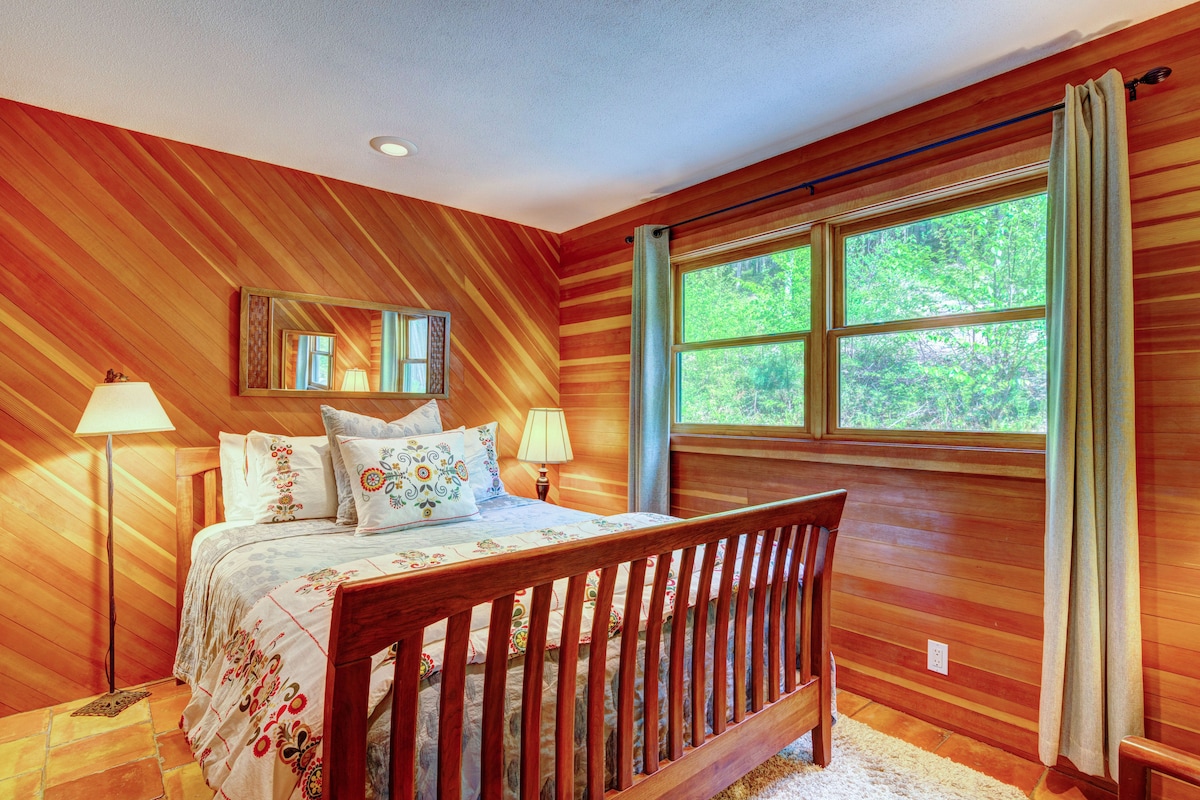 تحتوي غرفة النوم الكبيرة في غرفة النوم في الطابق الرئيسي على سرير مزلقة من الكرز