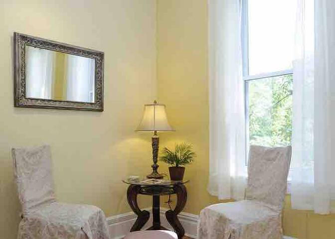 BuckTown/WickerPark House with yard & garage. gallery image 3