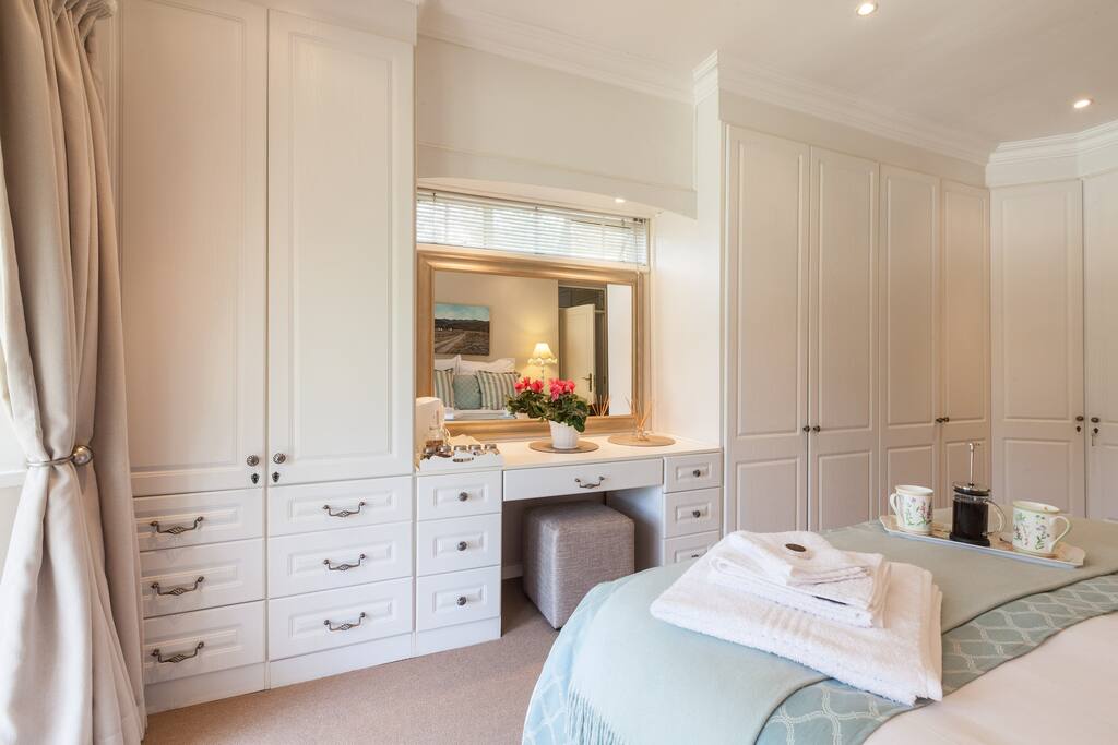 Ample cupboard and drawer space