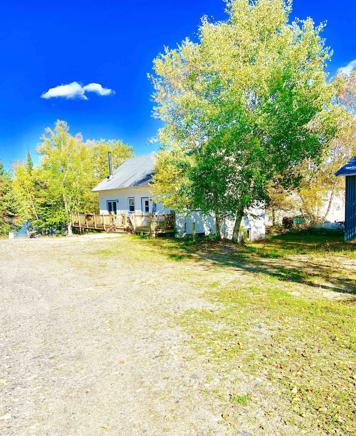 Beautiful Cottage close to Timmins Cabins for Rent in Timmins