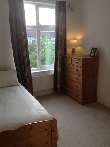 Lovely room with seperate bathroom, private lounge