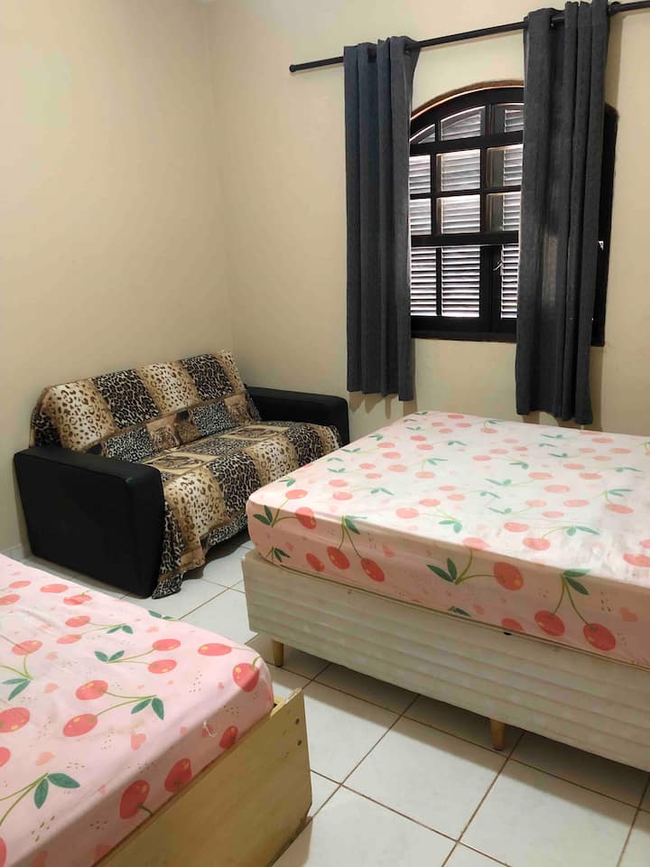 Dhoma e gjumit 2 e shtëpisë ndihmëse me një krevat dopio dhe një tek 