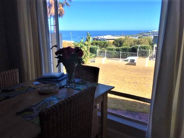 Sea views & 10 min walk from Camps Bay beach gallery image 2