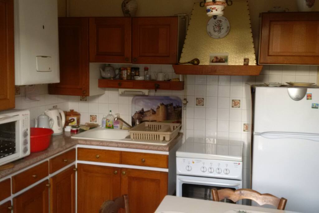 CUISINE AMÉNAGÉE, placard,cuisiniere,mini four, frigo, plein de placards, table pour repas, accès direct pelouse exterieure