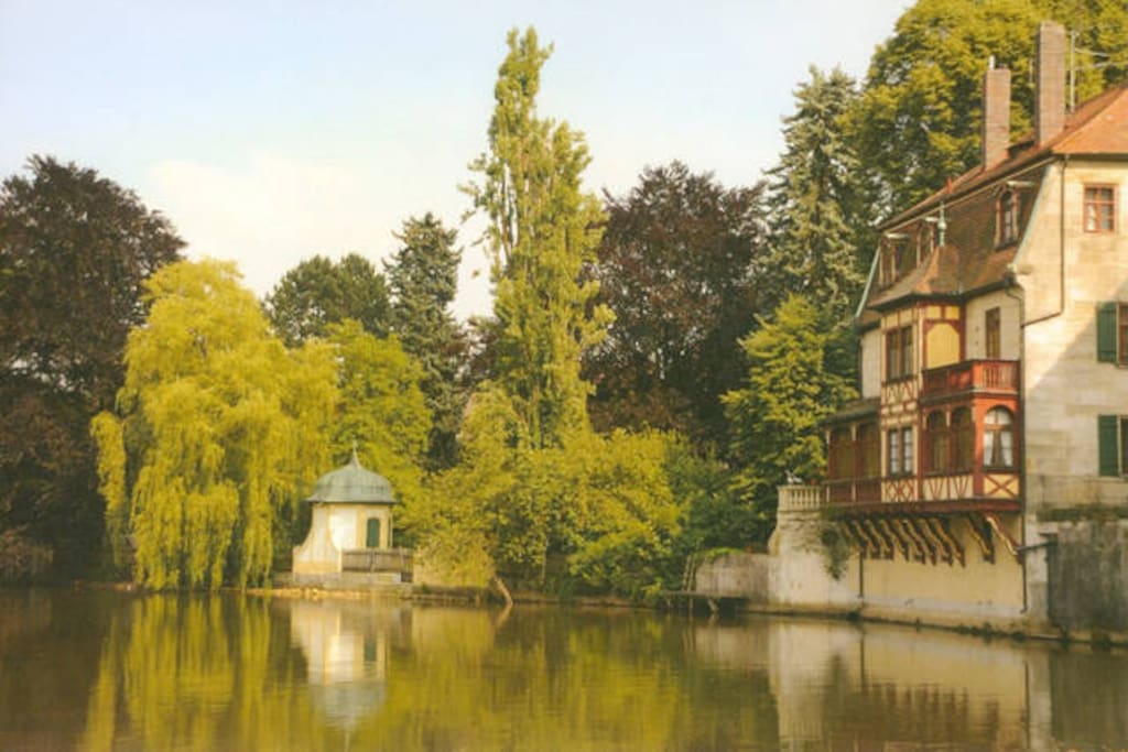 Die "Villa am Fluss" von der Pegnitz aus gesehen