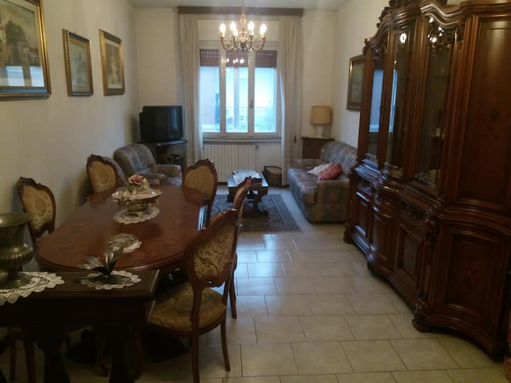 Appartamento Classico Con 2 Camere E 2 Balconi - Piacenza