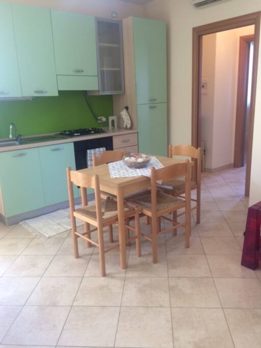 cocina con tavolo da pranzo