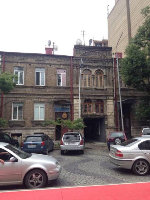 фасад дома,бесплатная парковка.