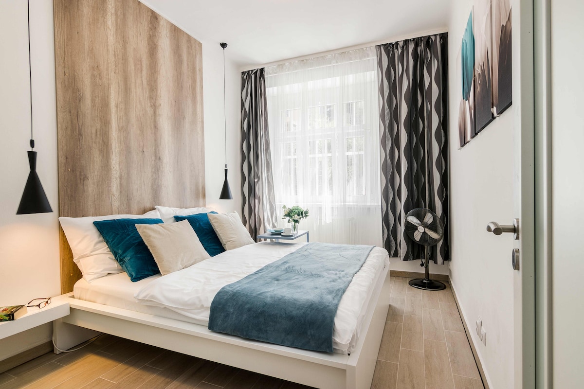 Este dormitorio te espera:) Si hace mucho calor, hay dos ventiladores para dormir mejor:)