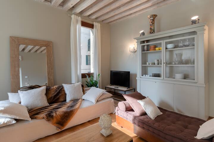 Bridge of Sighs luxurious apartment gallery image 2