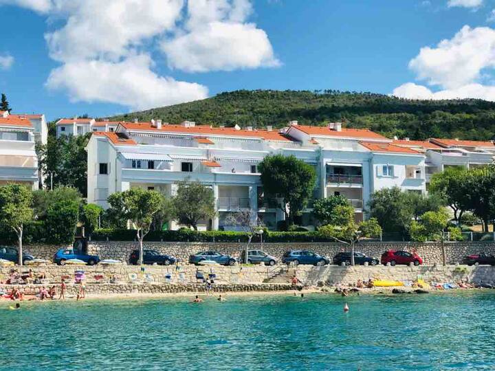 Seafront Apt - 1 min to the beach