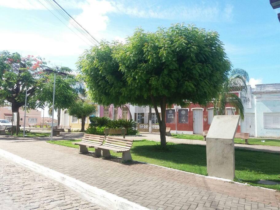 Praça onde a casa fica localizada. Entre a vermelha e a Rosa. Casa branca com pé de jasmim que perfuma a noite.