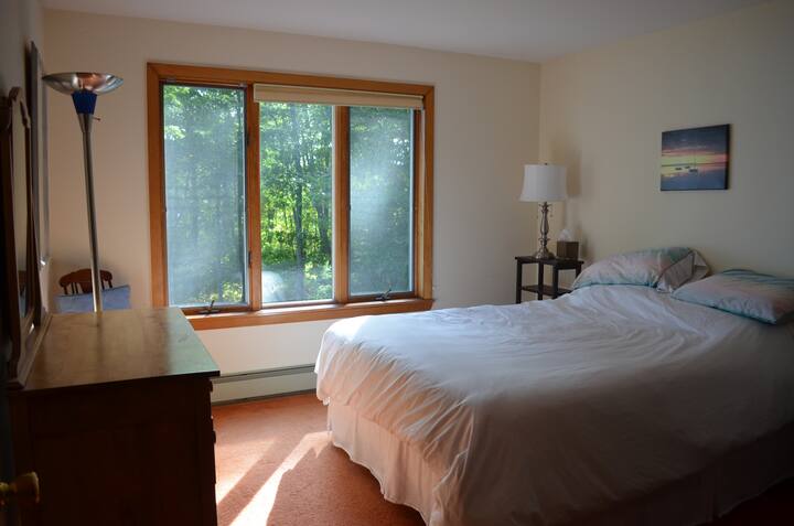 Moja ya vyumba vinne vya kulala kwenye ghorofa ya pili, na mwonekano wa bahari.