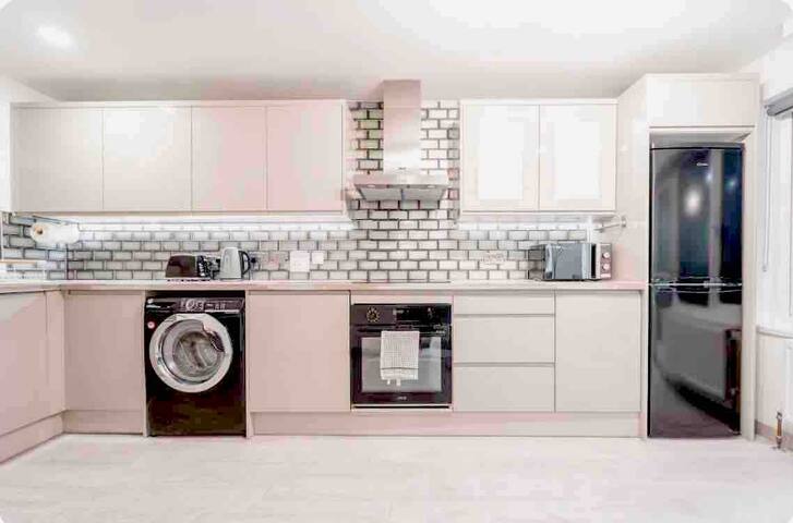 Luxurious 3 Bed Apartment in Covent Garden, London gallery image 2