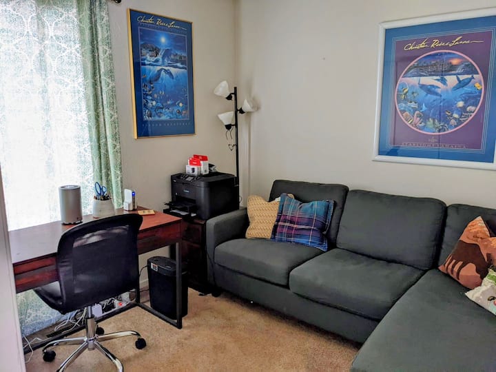 Derde slaapkamer met werkruimte. Queen verstopt bed.