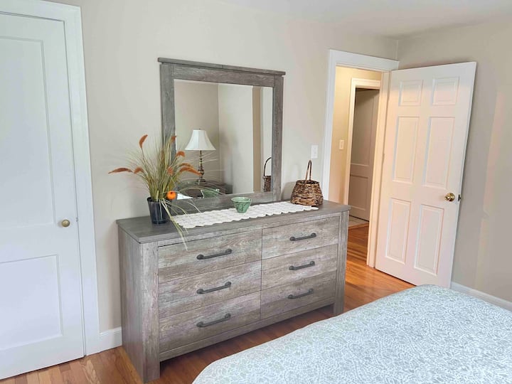 Პირველი სართულის Queen საწოლი კომოდითა და ორი ფანჯრით. 