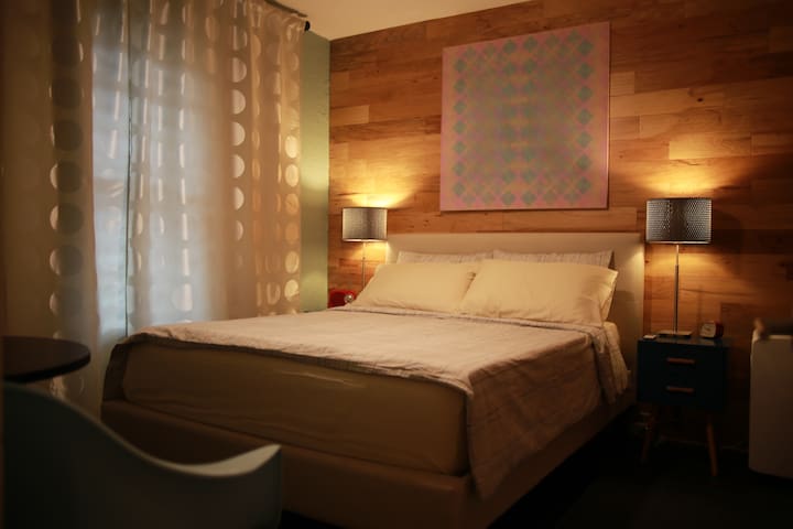 Uptown "66" Mid-Modern Queen Suite & Magic Garden!